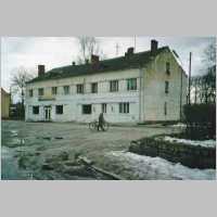 111-1390 Wehlau 1999, Haus an der Allestr., ordergrund Deutsche Str., rechts Molkereigrundstueck (Foto G. Roseck).jpg